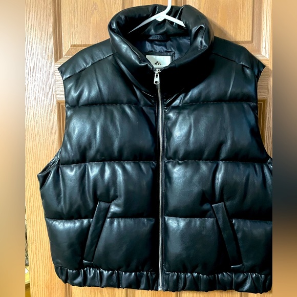 Abercrombie & Fitch Jackets & Blazers - Abercrombie and Fitch ultra mini puffer vest